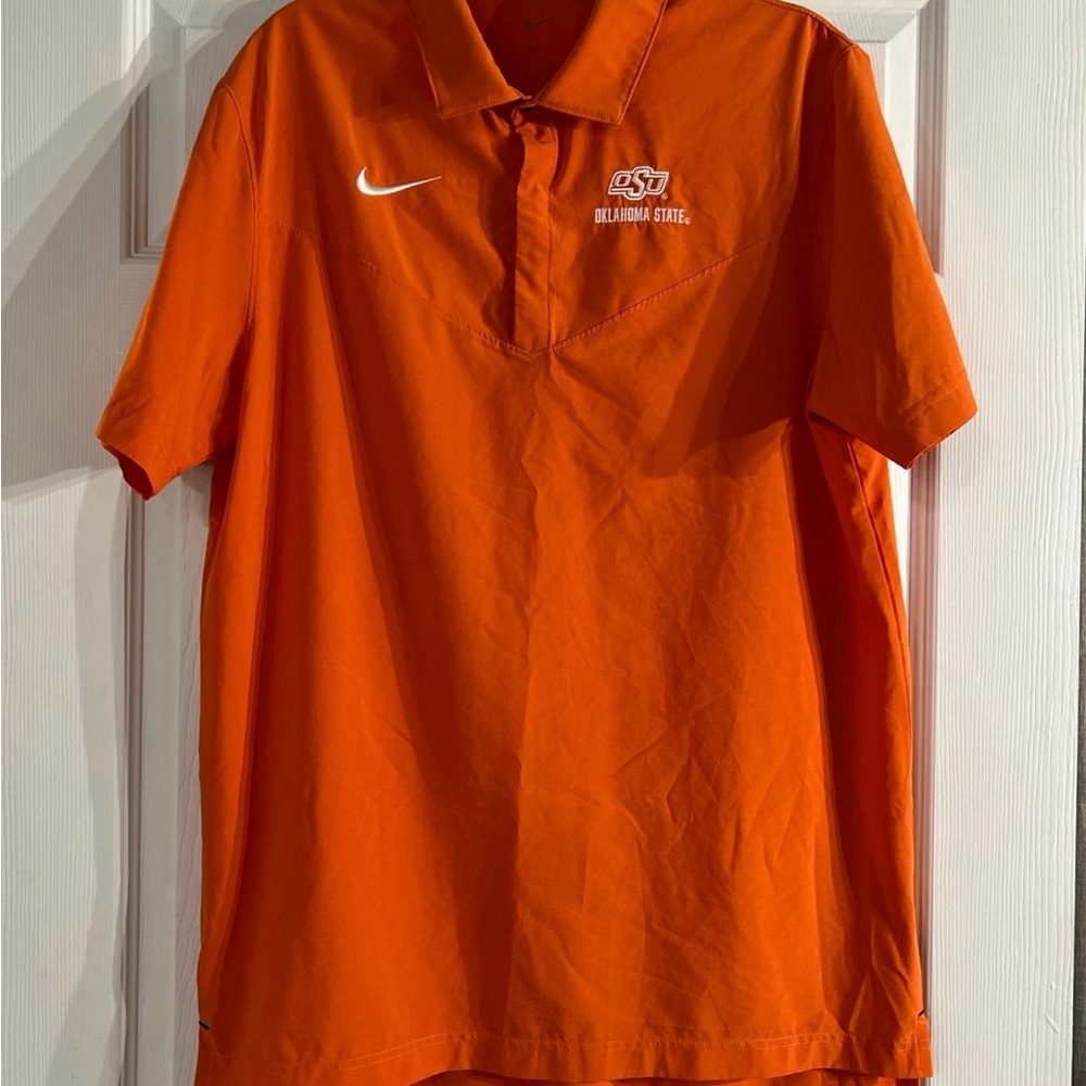 NIKE OKLAHOMA STATE COWBOYS MENS ORANGE SIDELINE DRIFIT COACH SHORT SLEEVE POLO